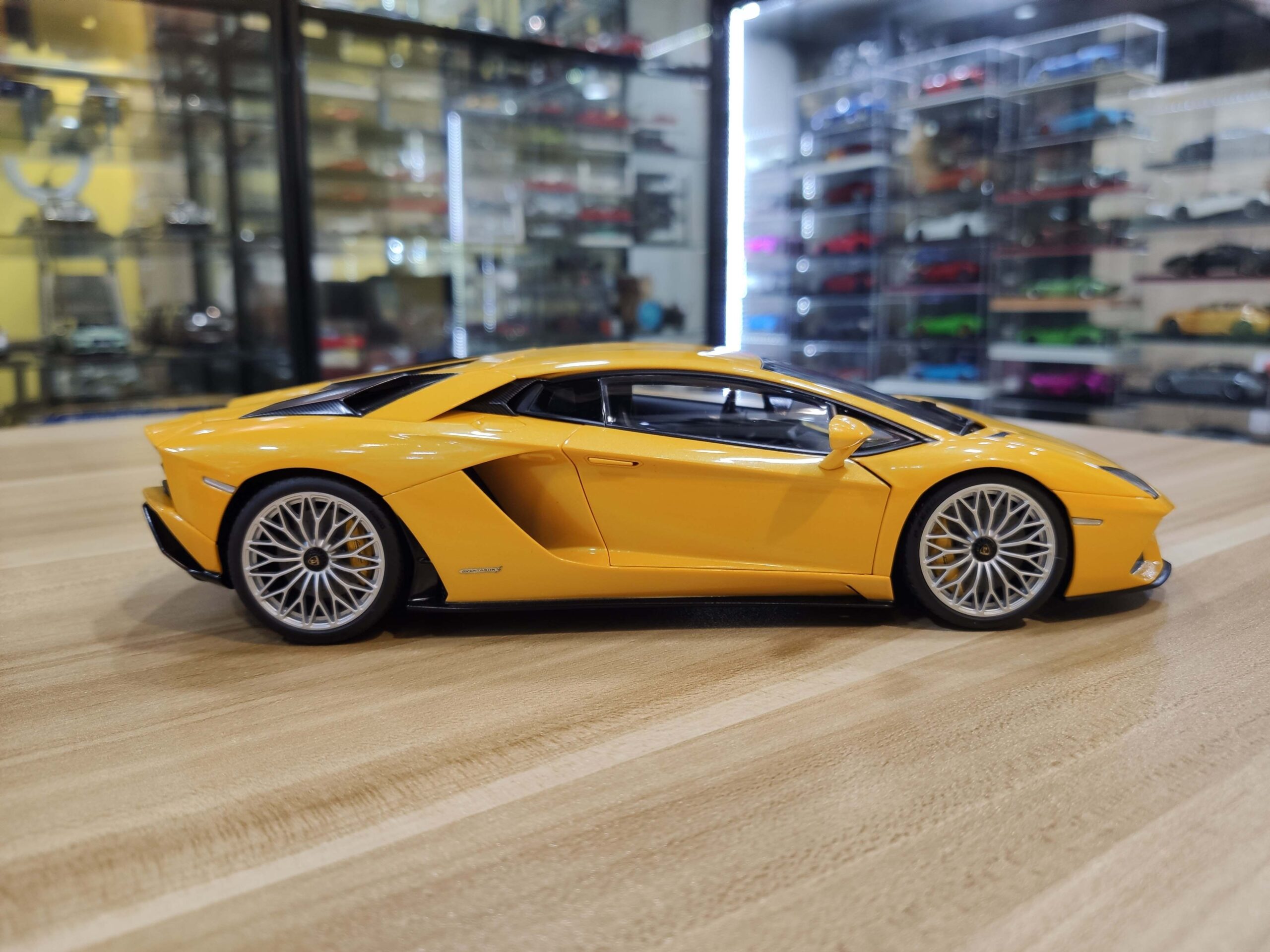 Lamborghini Aventador S 1-18 AUTOart (11)