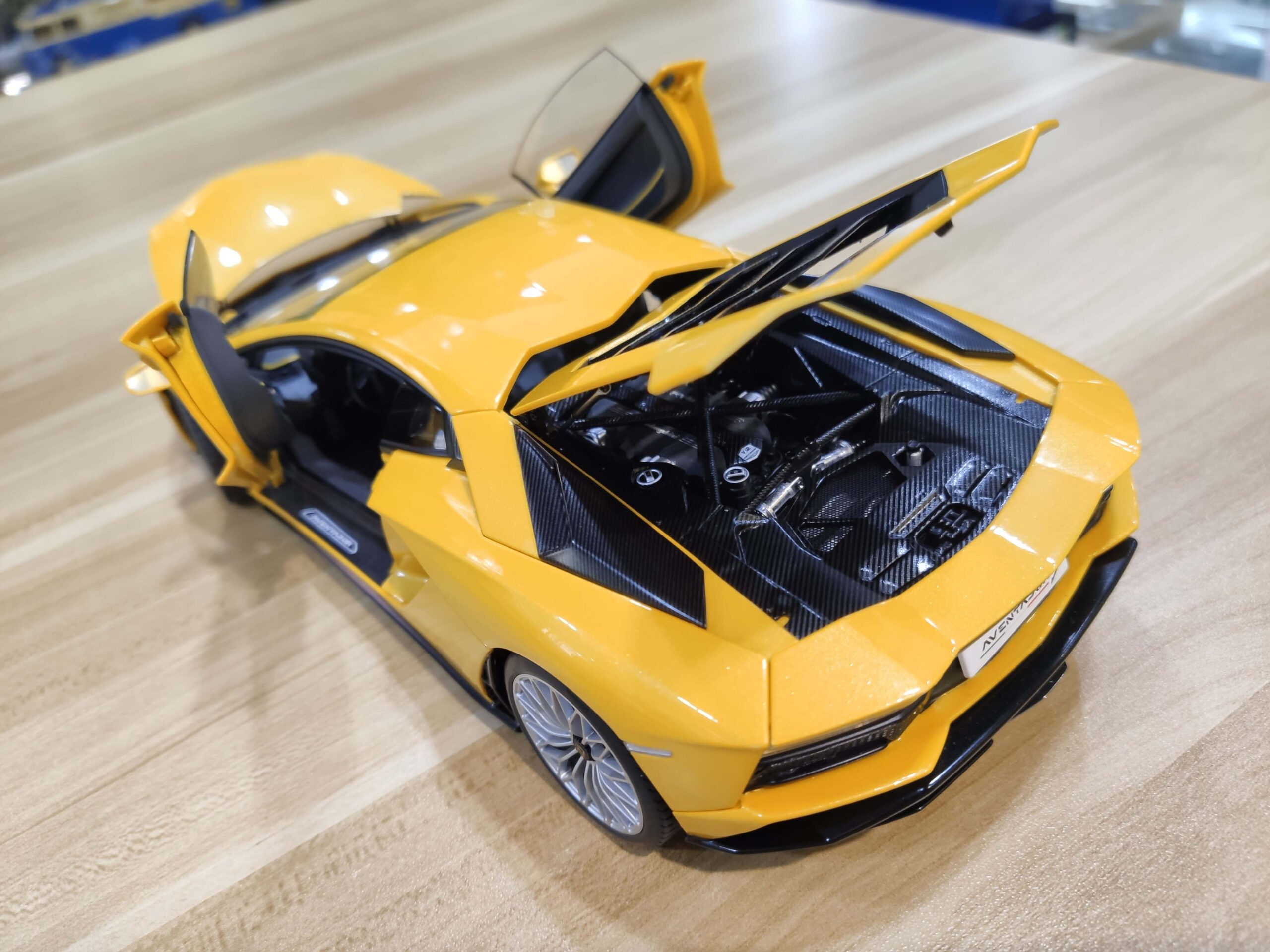 Lamborghini Aventador S 1-18 AUTOart (13)