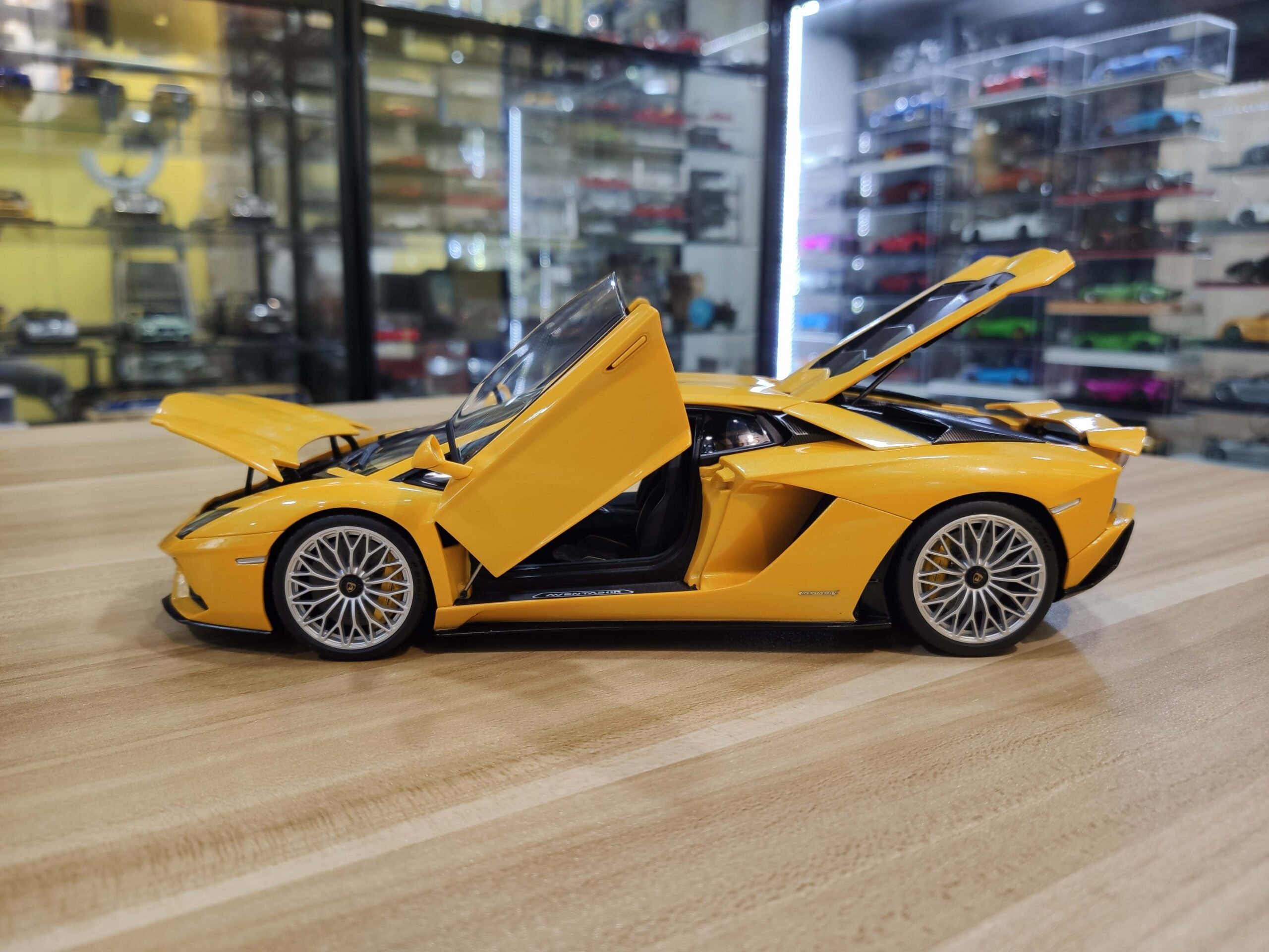 Lamborghini Aventador S 1-18 AUTOart (17)