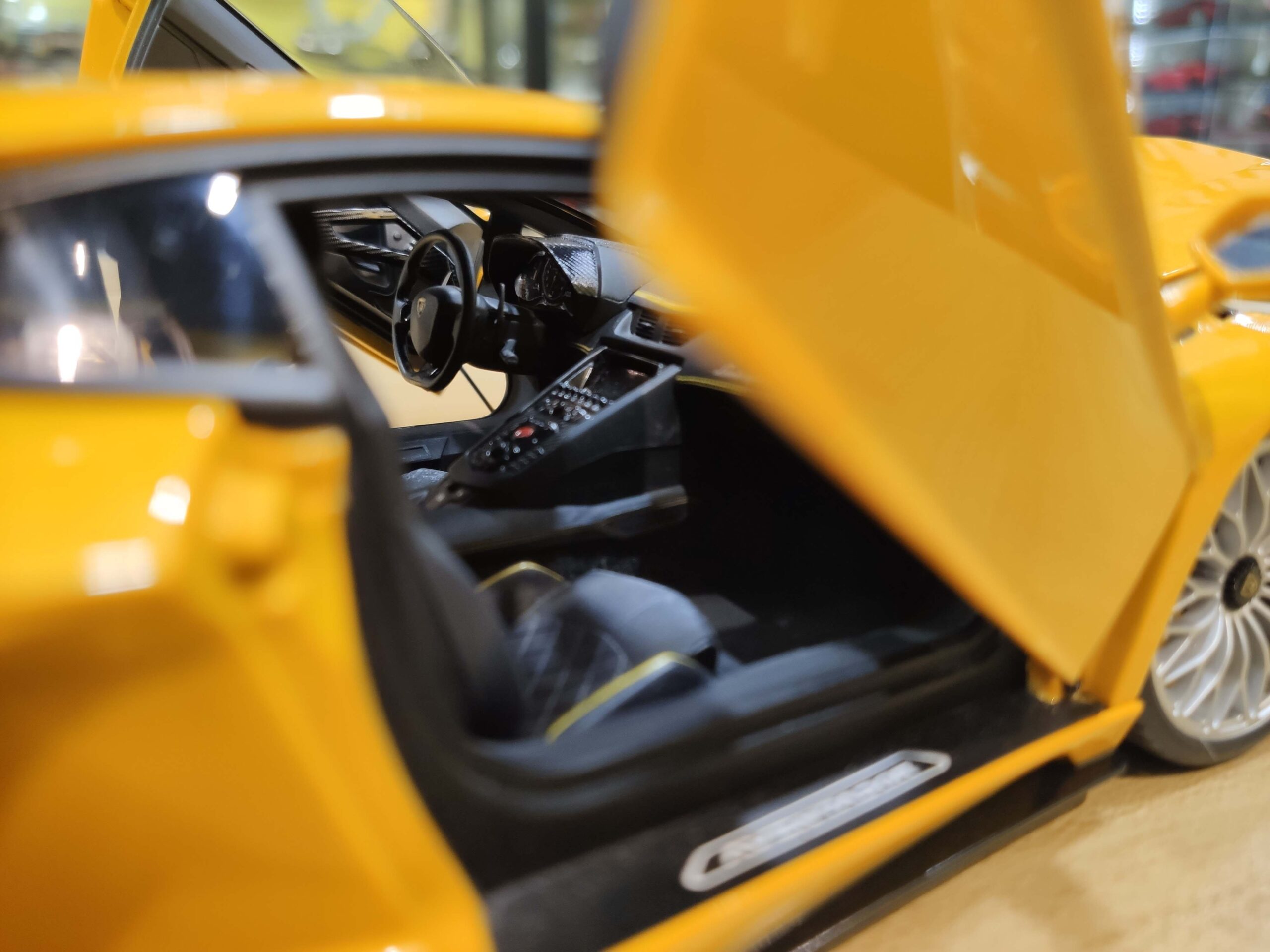 Lamborghini Aventador S 1-18 AUTOart (20)