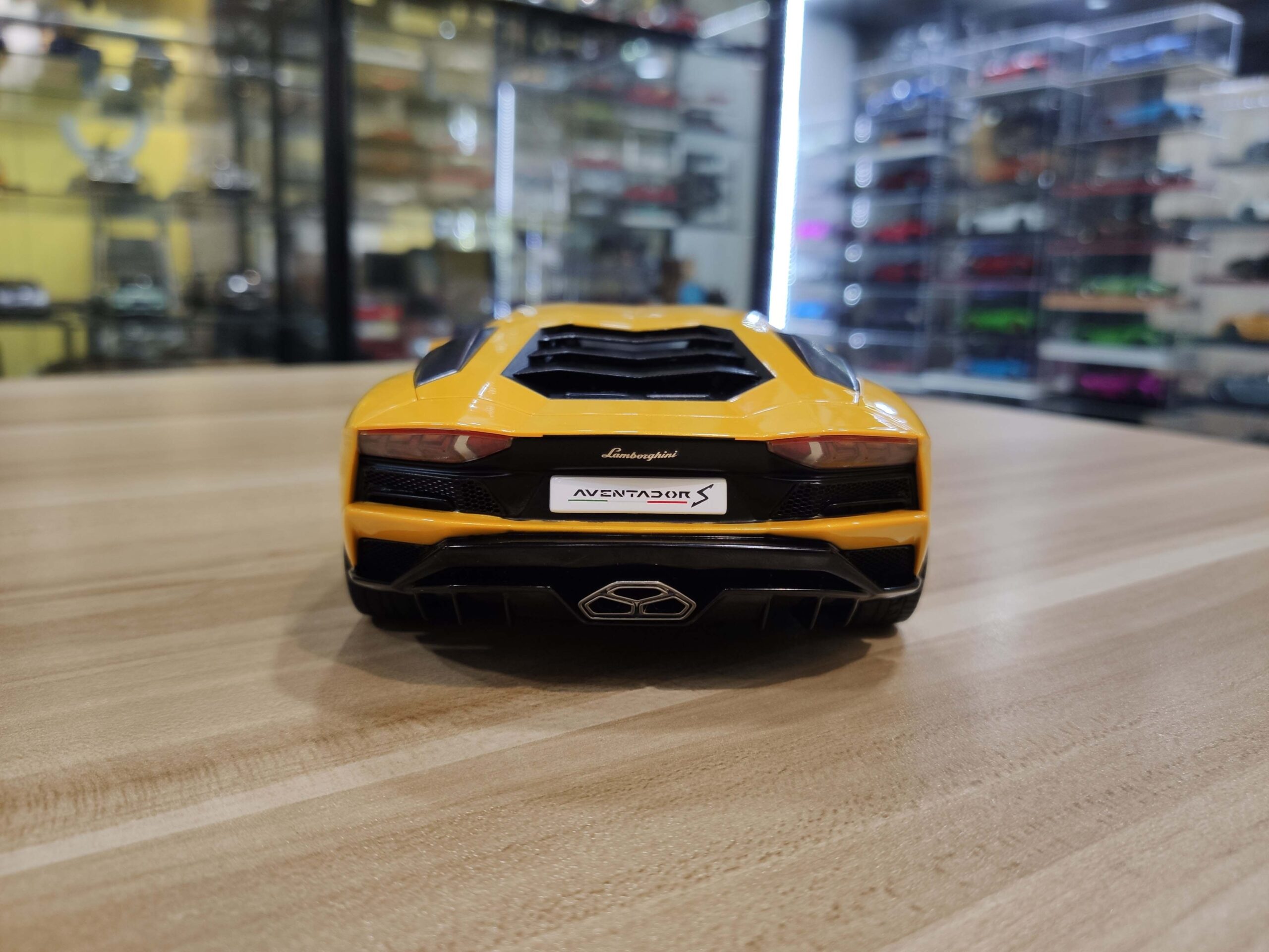 Lamborghini Aventador S 1-18 AUTOart (22)