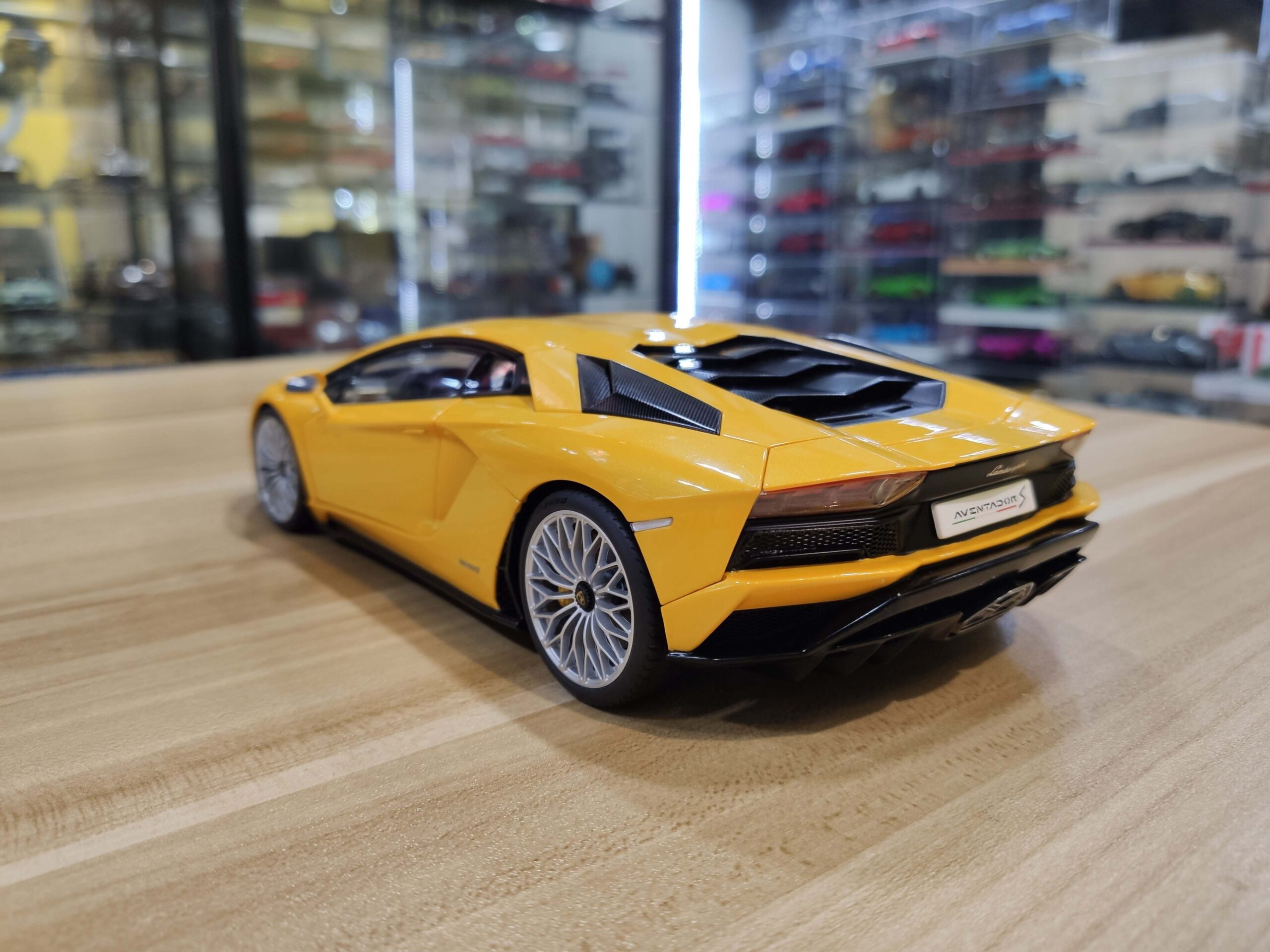 Lamborghini Aventador S 1-18 AUTOart (23)