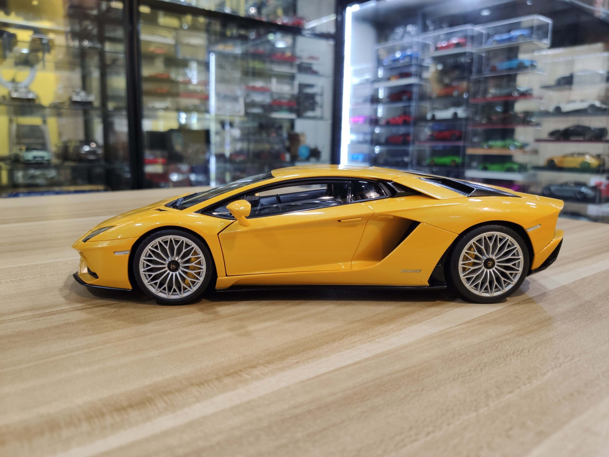 Lamborghini Aventador S 1-18 AUTOart (8)