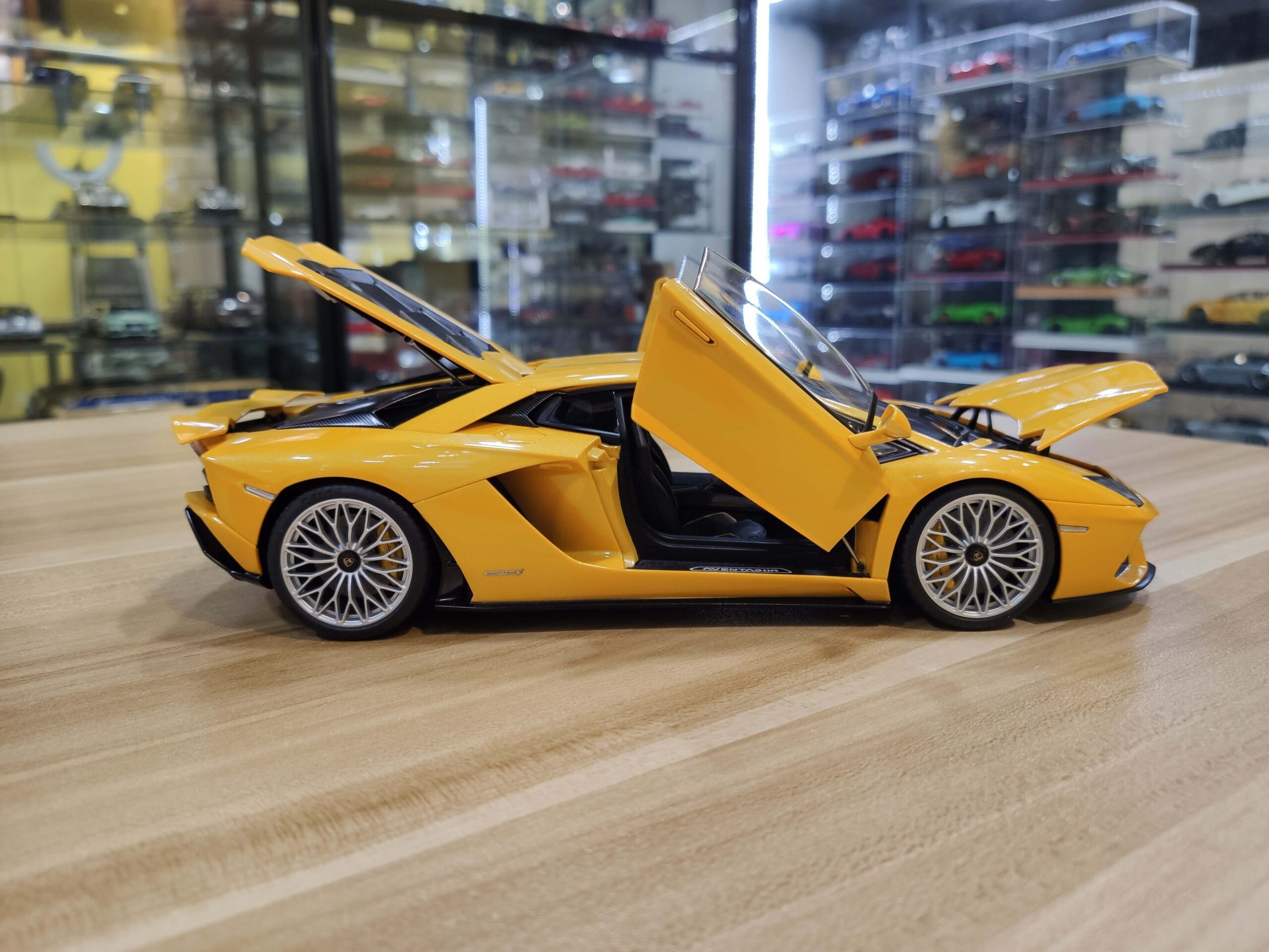 Lamborghini Aventador S 1-18 AUTOart (9)
