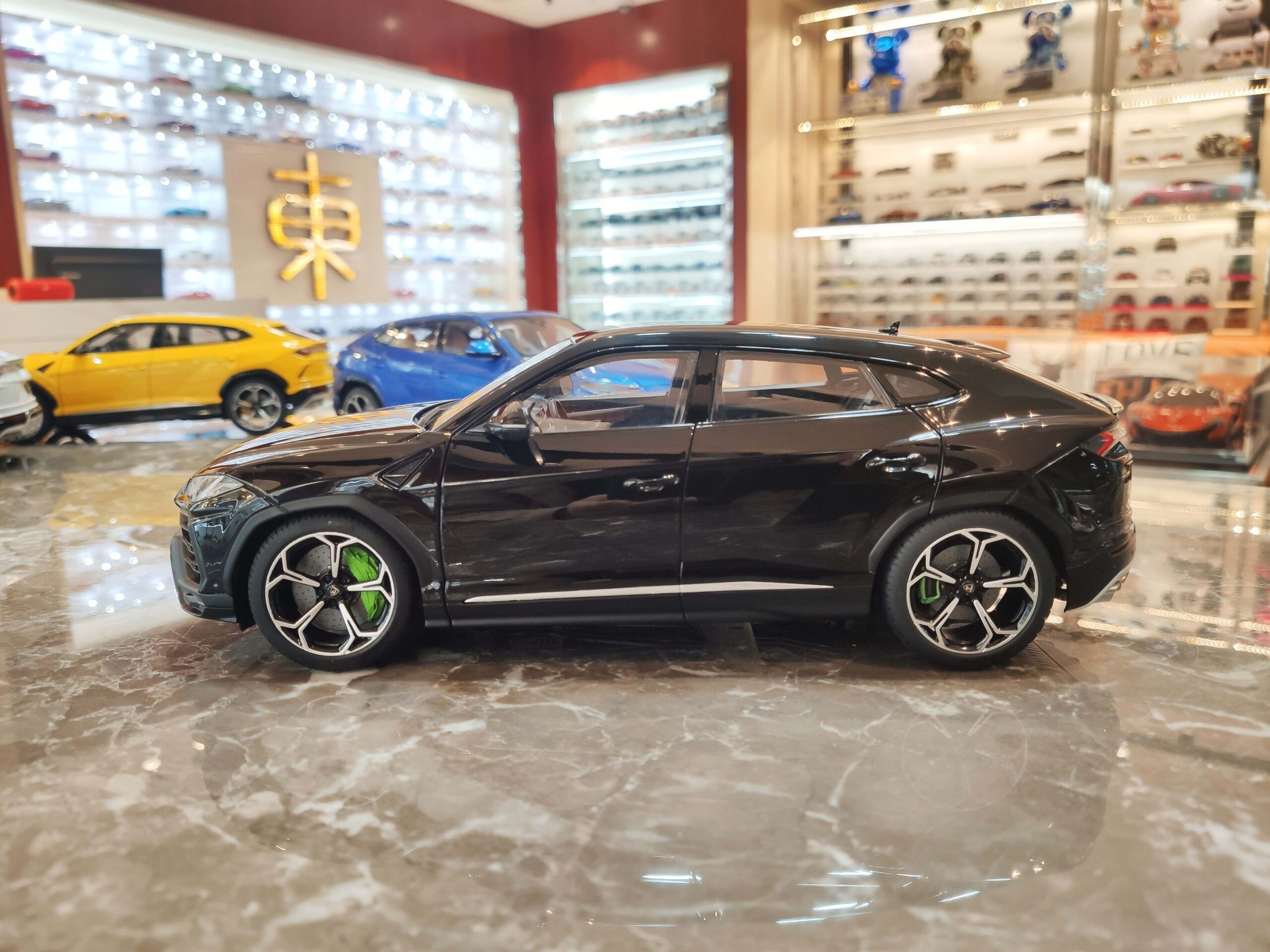 Lamborghini Urus 1-18 AUTOart (1)