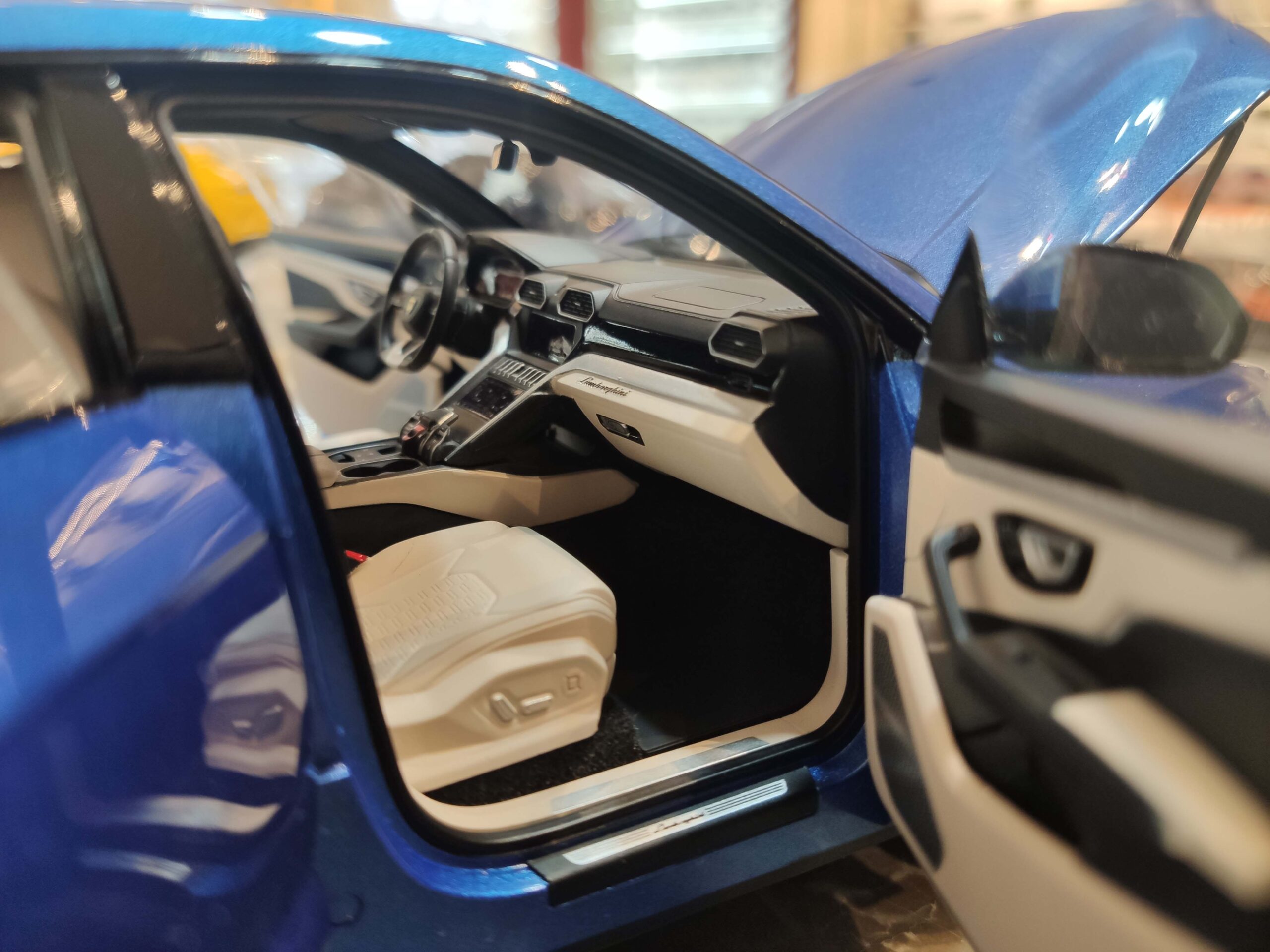 Lamborghini Urus 1-18 AUTOart (12)