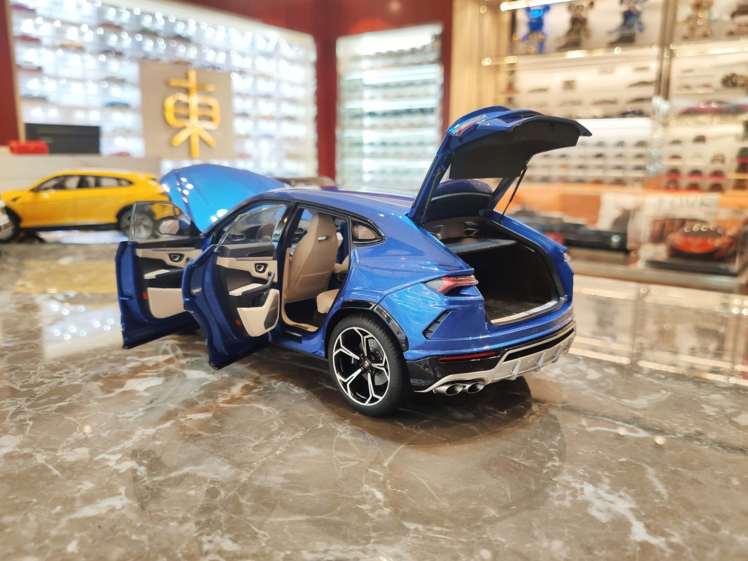 Lamborghini Urus 1-18 AUTOart (16)