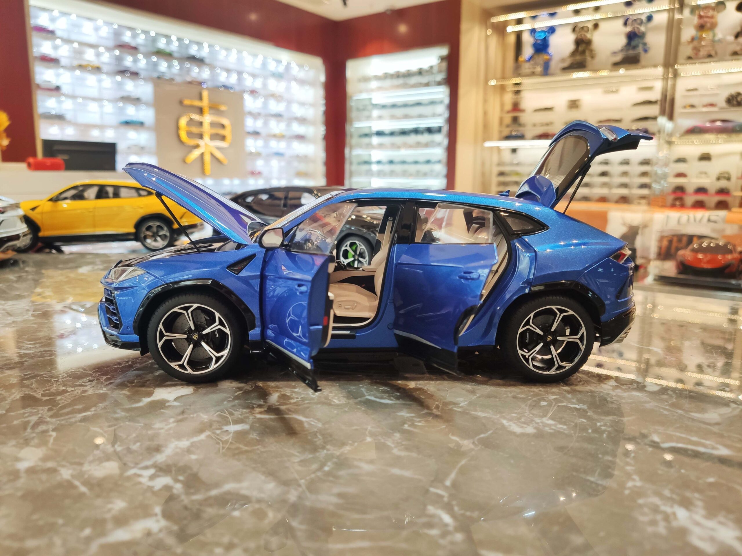Lamborghini Urus 1-18 AUTOart (17)