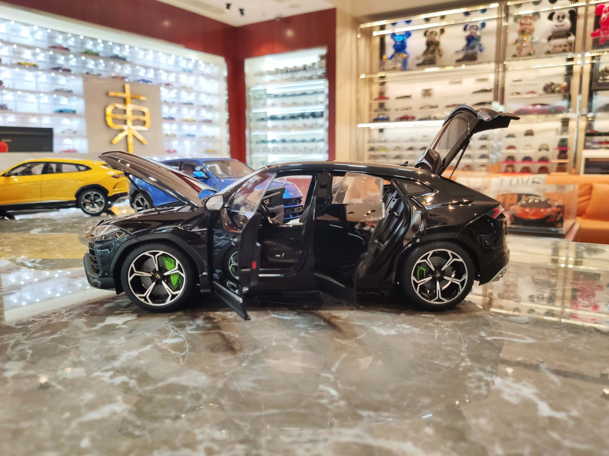 Lamborghini Urus 1-18 AUTOart (17)
