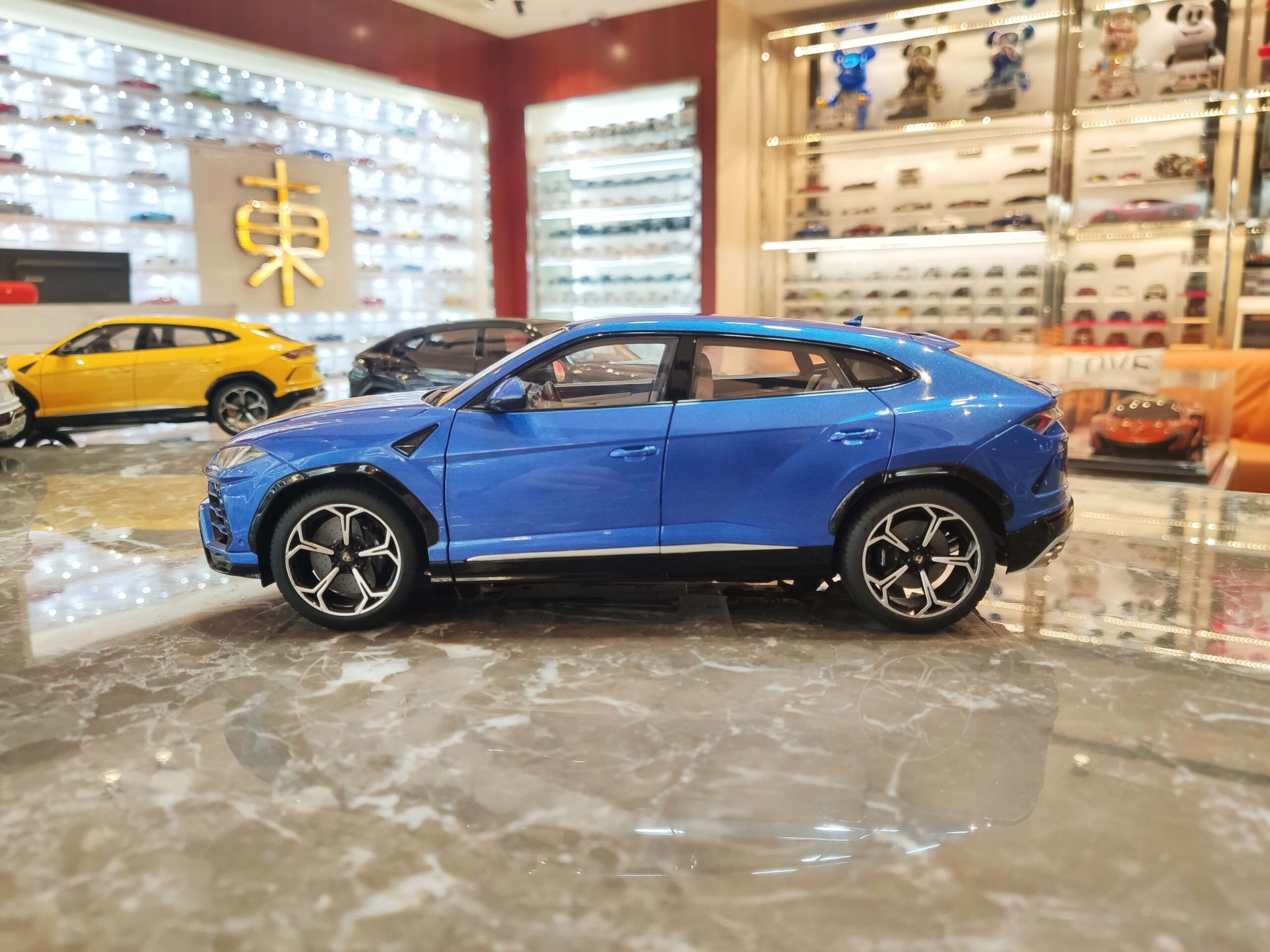 Lamborghini Urus 1-18 AUTOart (22)