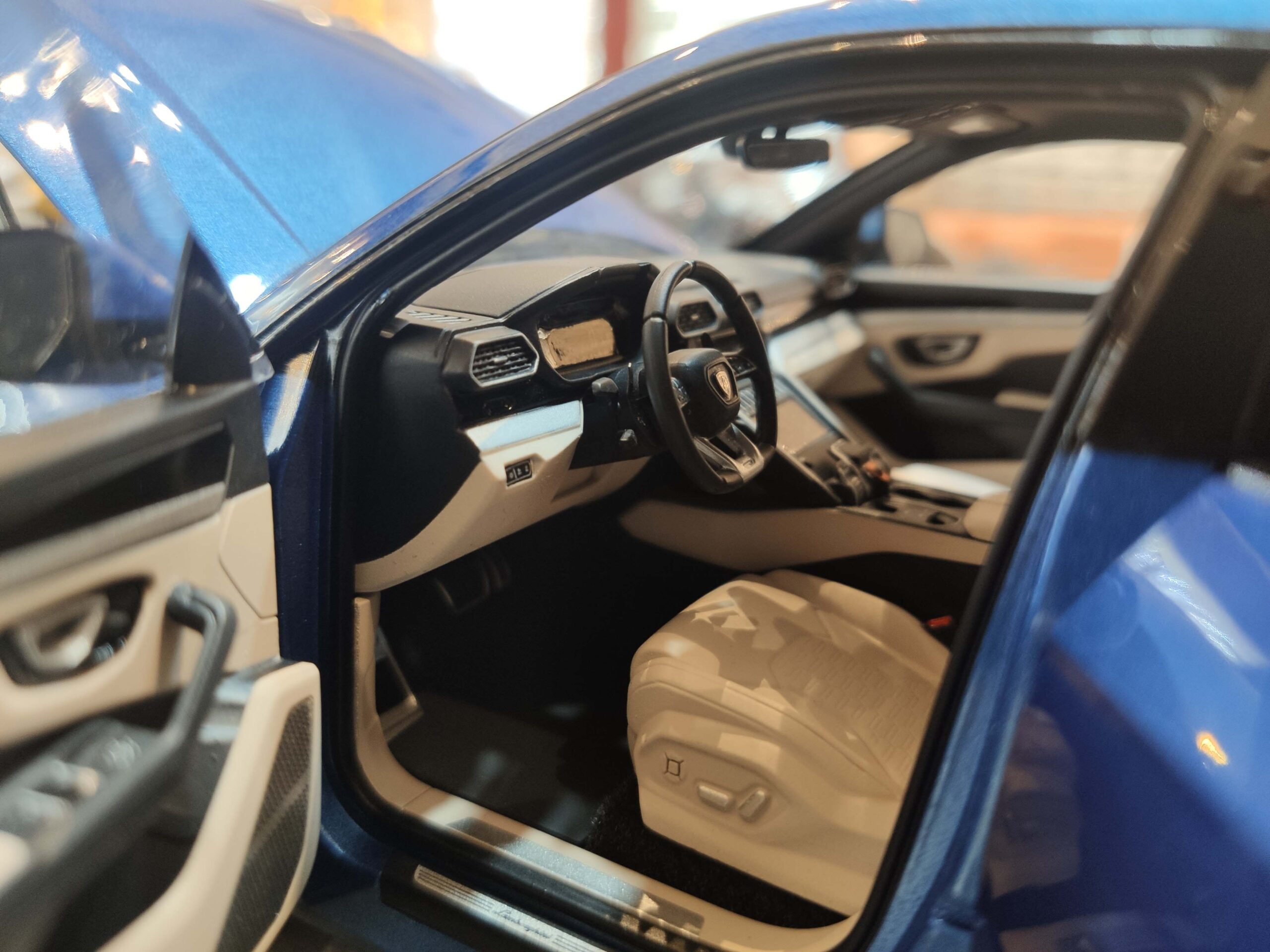 Lamborghini Urus 1-18 AUTOart (3)