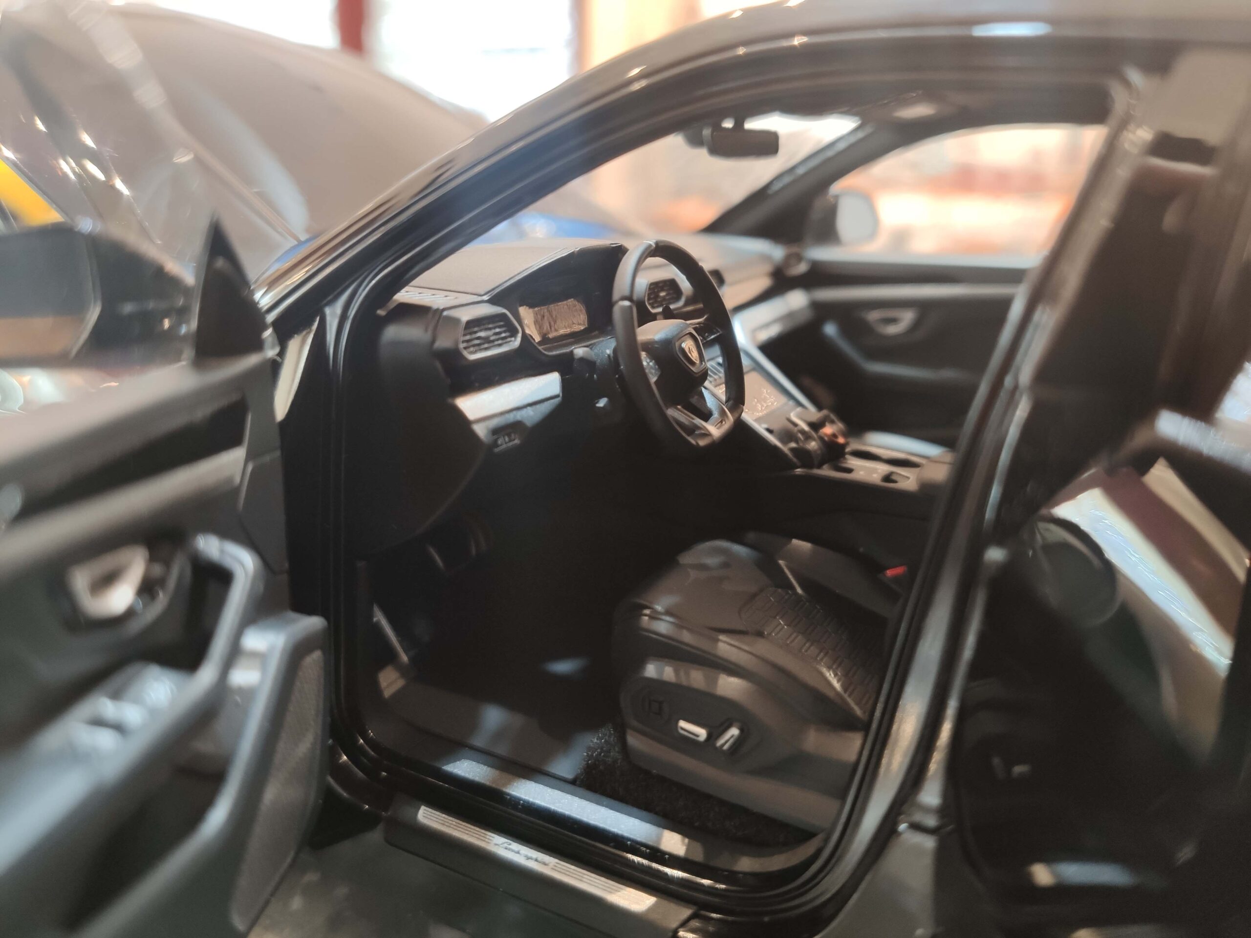 Lamborghini Urus 1-18 AUTOart (6)