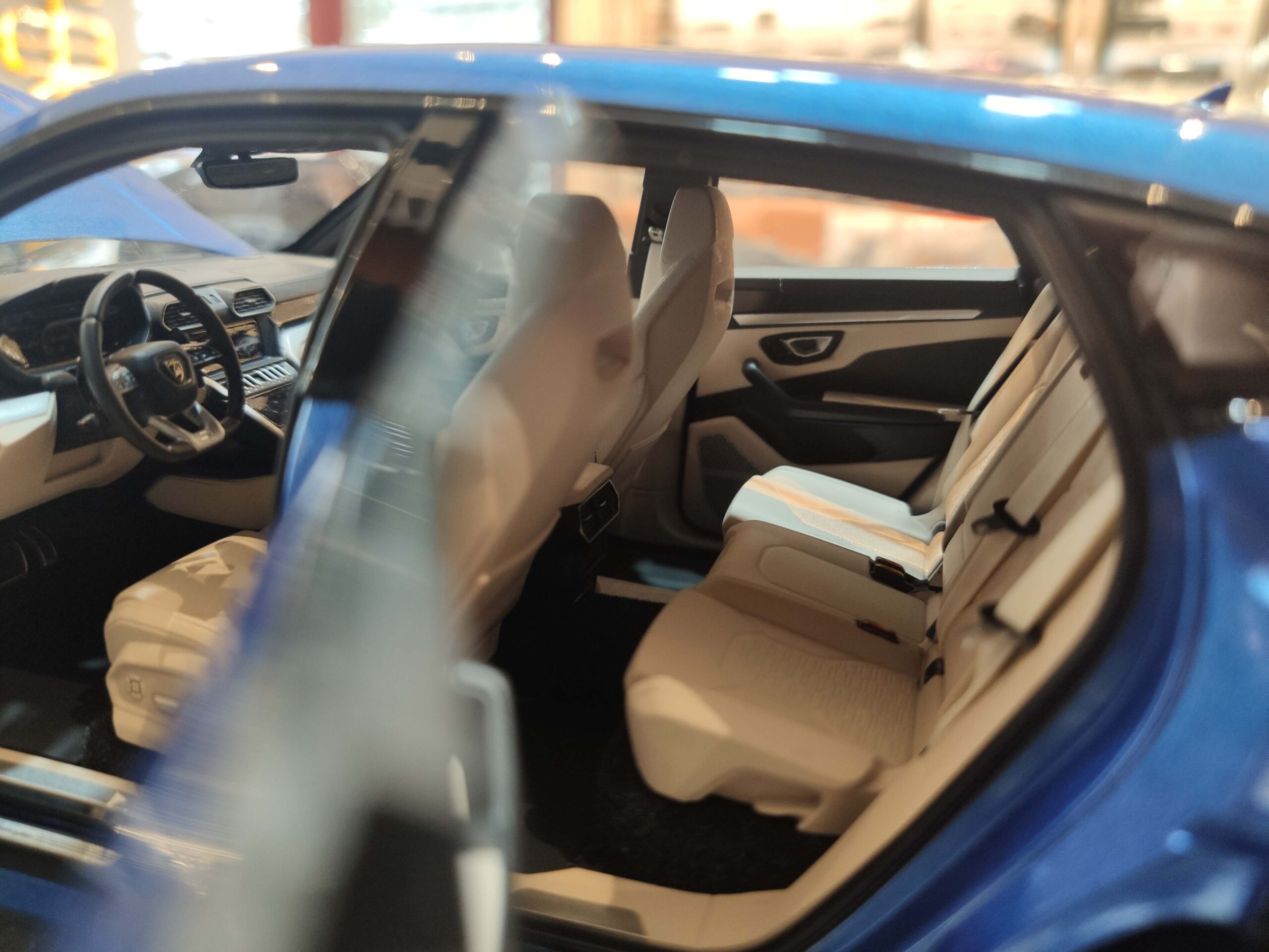Lamborghini Urus 1-18 AUTOart (7)