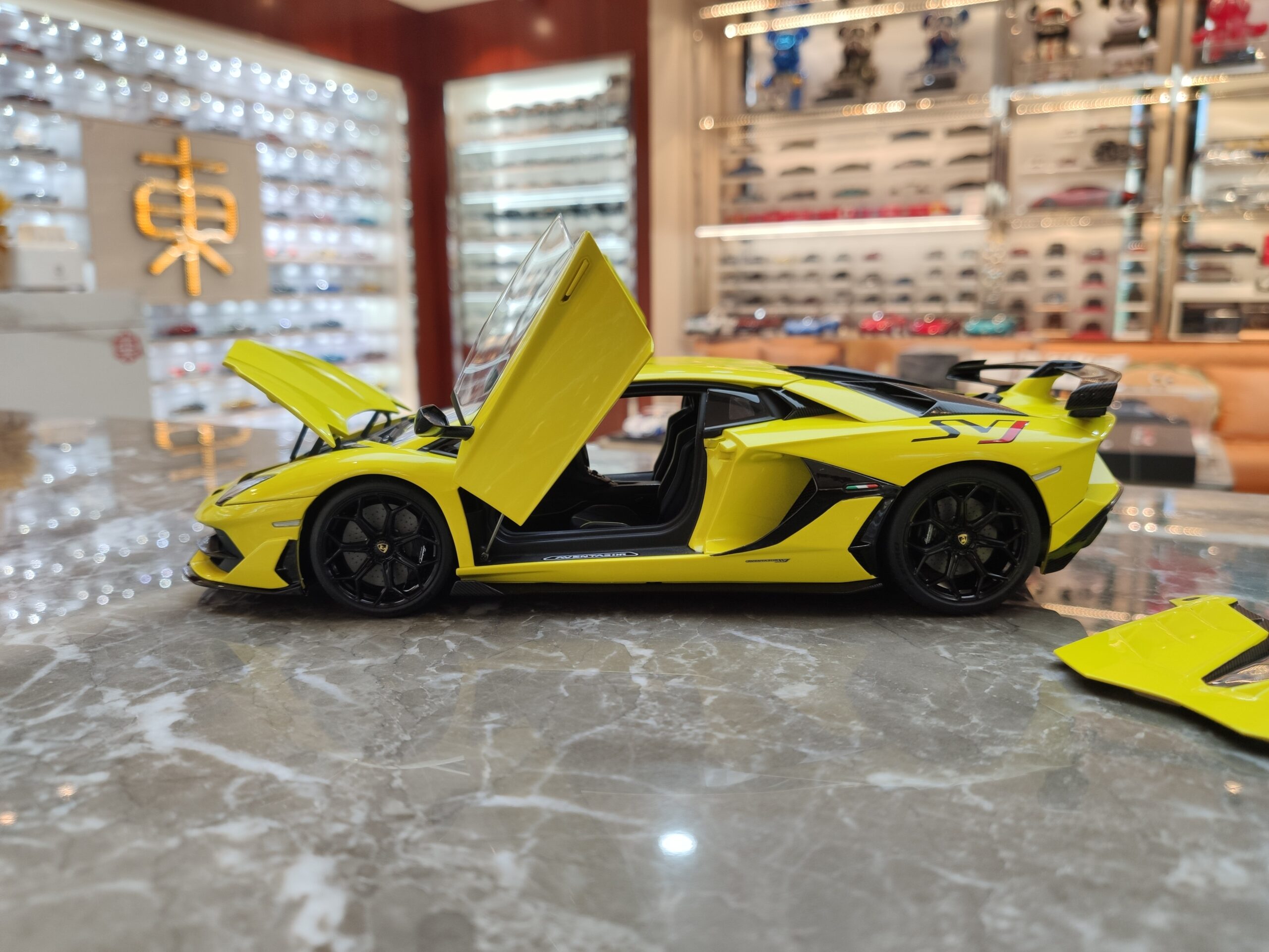 Lamborghini Aventador SVJ 1-18 AUTOart (10)