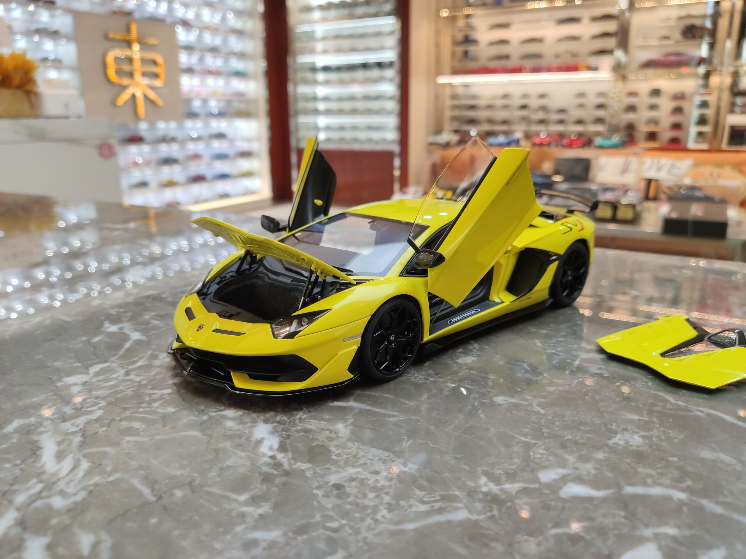 Lamborghini Aventador SVJ 1-18 AUTOart (20)