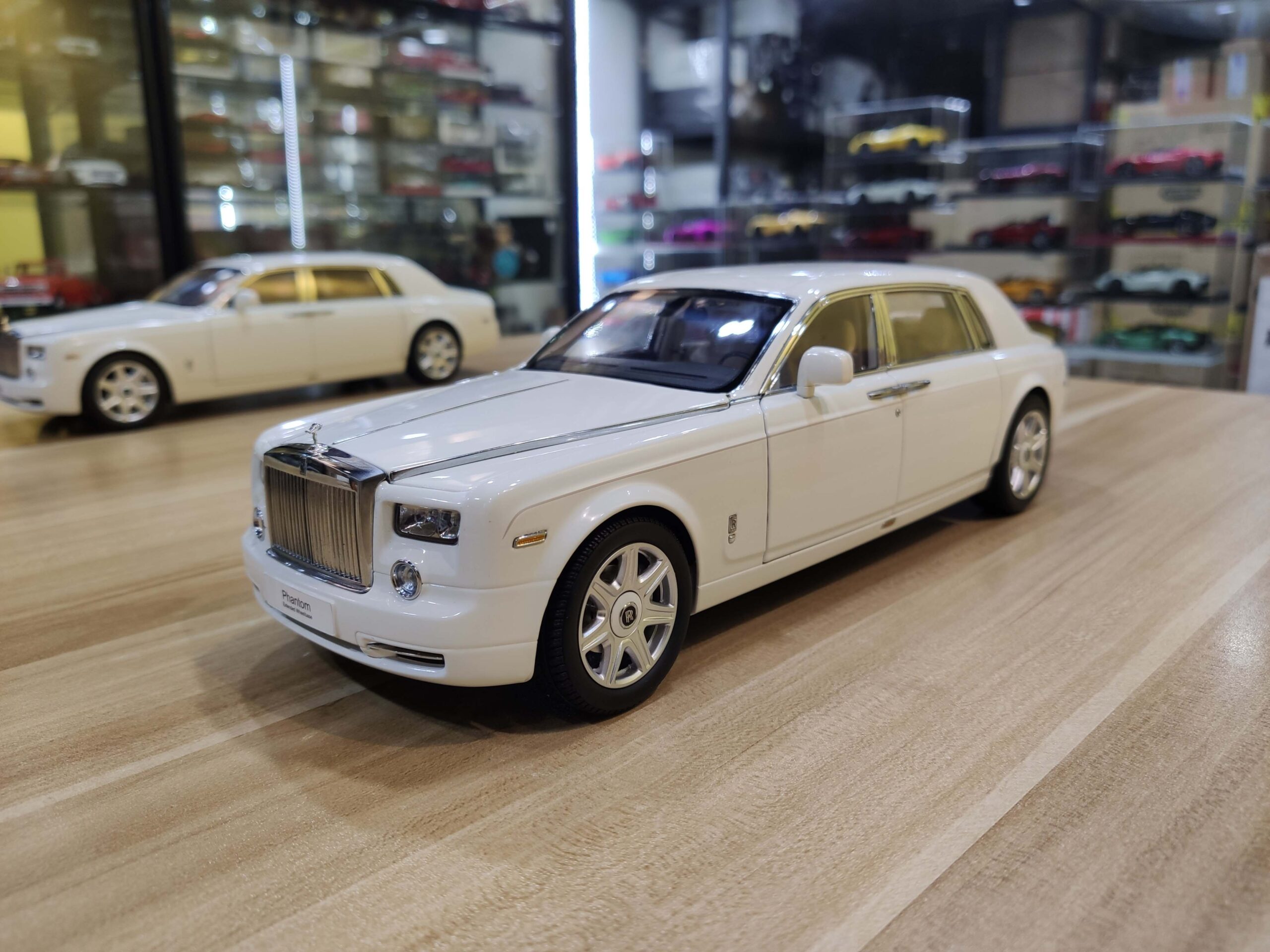 Ra mắt RollsRoyce Phantom thế hệ thứ VIII Khẳng định đẳng cấp siêu xe êm  ái nhất thế giới