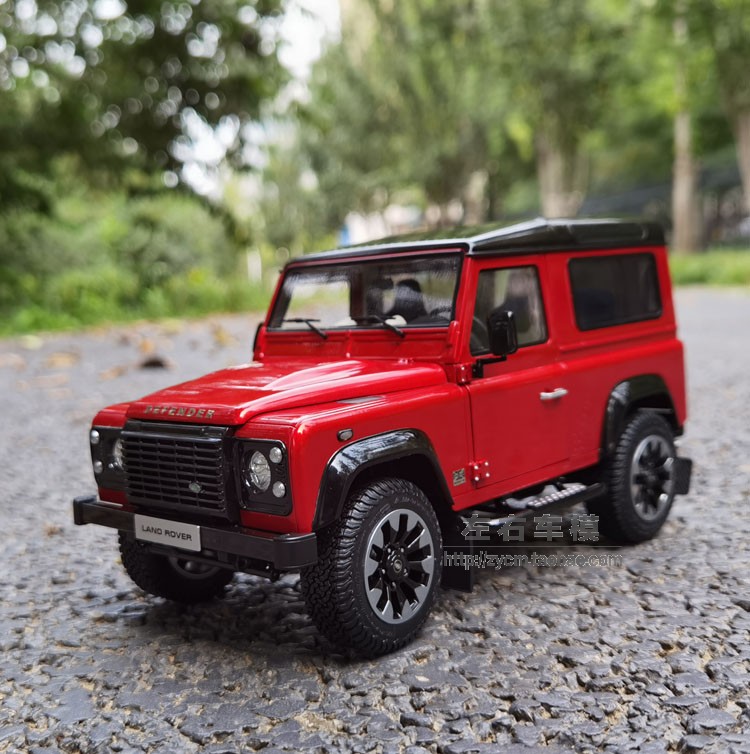 Land Rover Defender 90 Works V8 70th Edition 1-18 LCD (4)