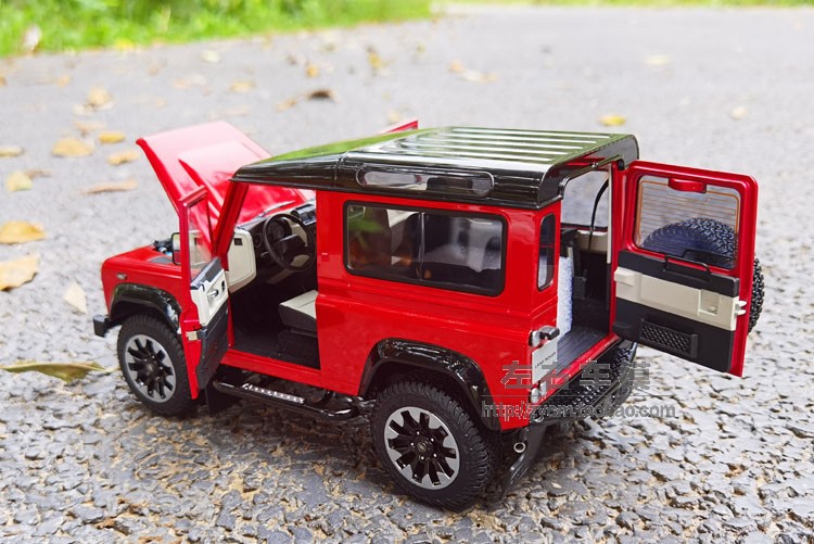 Land Rover Defender 90 Works V8 70th Edition 1-18 LCD (7)