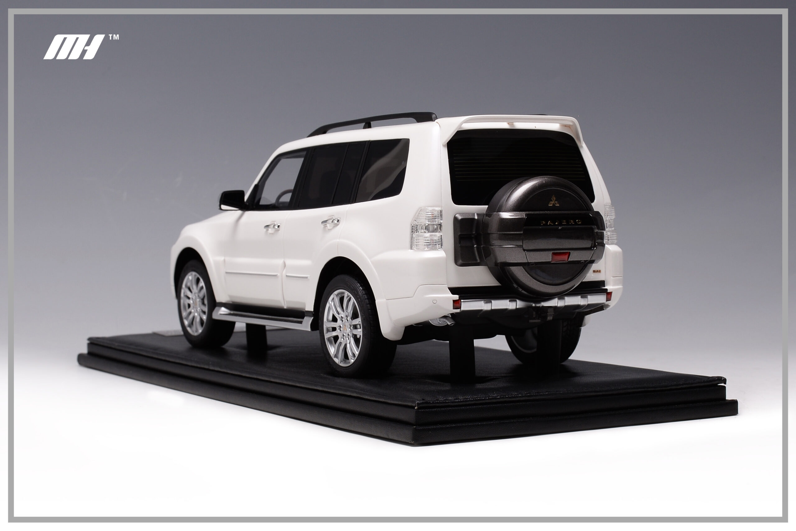 Mitsubishi Pajero 1-18 MotorHelix MH V93 (2)