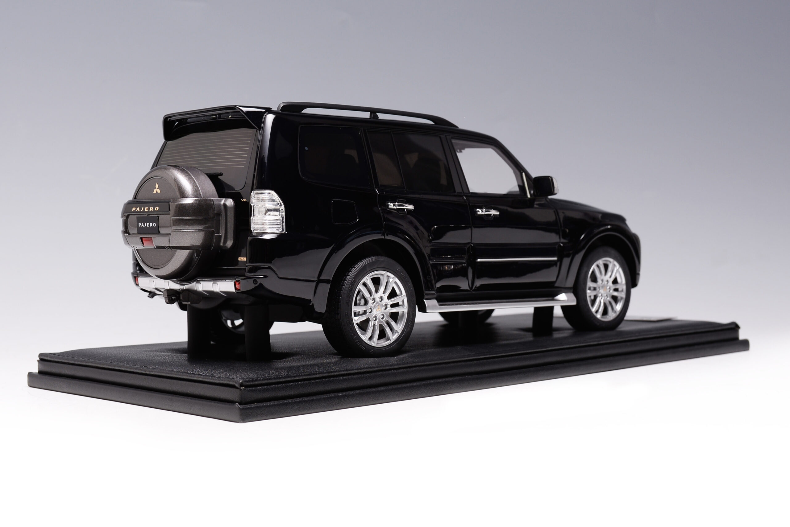 Mitsubishi Pajero 1-18 MotorHelix MH V93 (5)