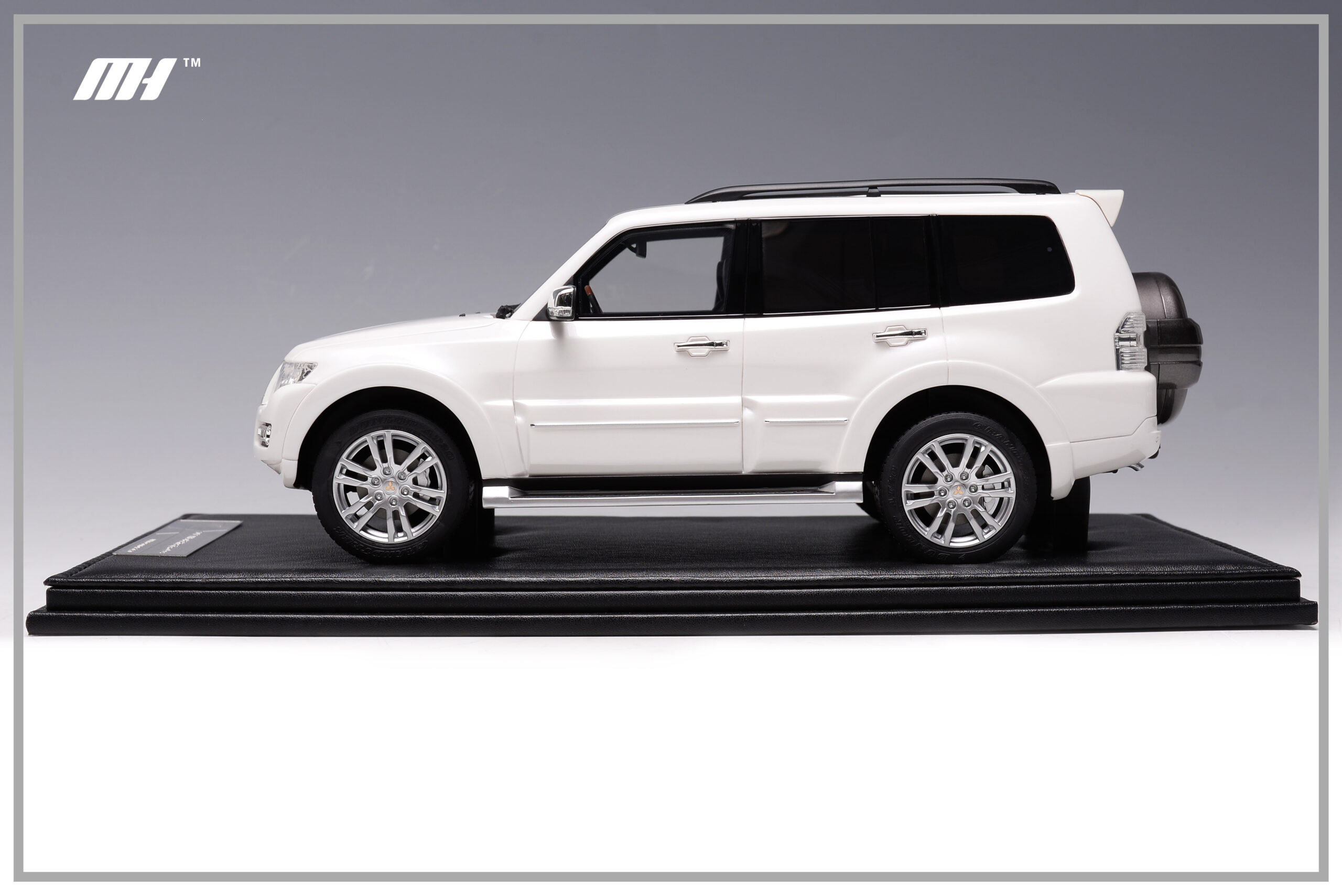 Mitsubishi Pajero 1-18 MotorHelix MH V93 (5)