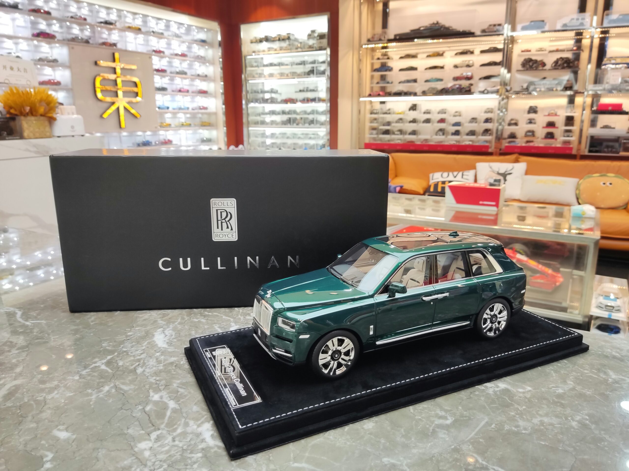 Rolls-Royce Cullinan 1-18 HH model (1)