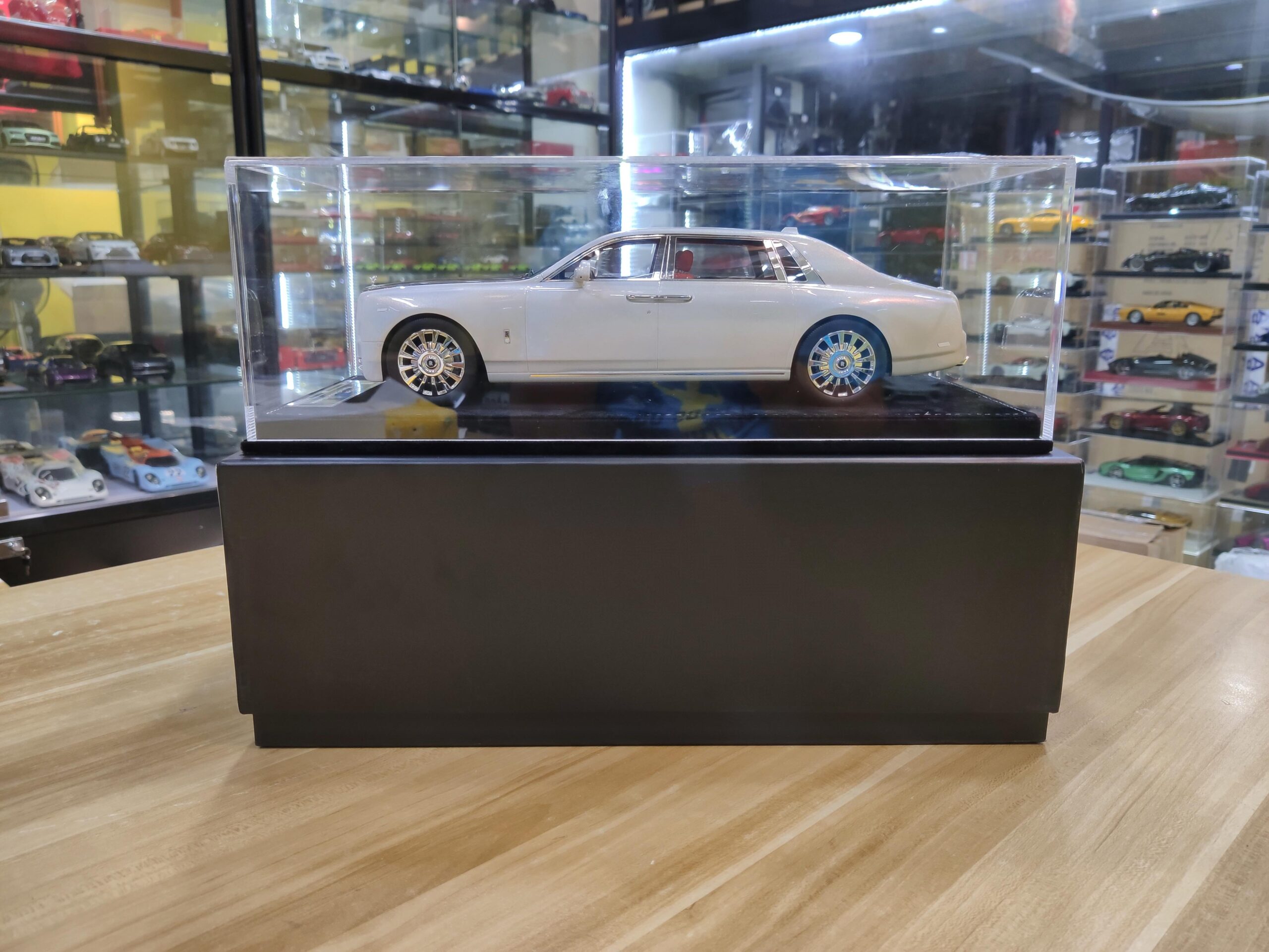 Rolls-Royce Phantom Extended Wheelbase 1-18 HH Model (14)