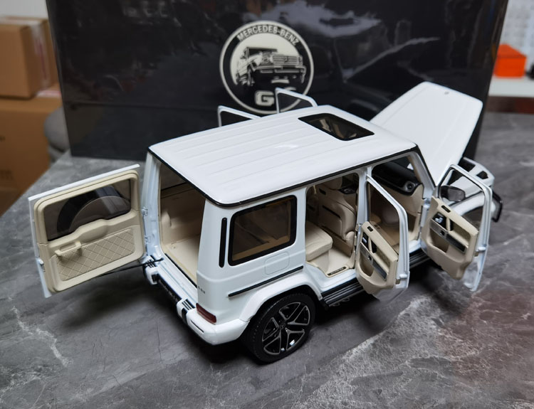 Brabus G63 Mercedes G-Klasse 4x4 2023 Noir Métallique 1:18 Almost Real